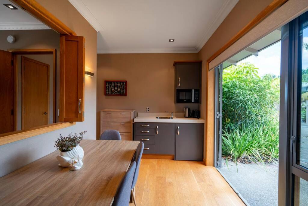 Апартаменты Luxury Country Retreat Cooks Beach Экстерьер фото